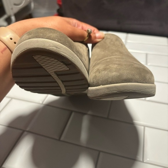 Clarks Un Adorn Step Unstructured Leather Slip-on - Picture 3 of 12